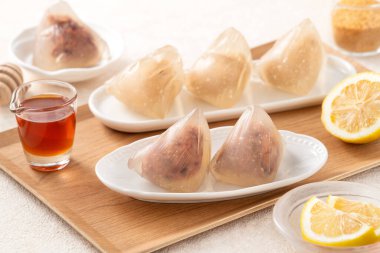 Zongzi, Ejder Gemisi Festivali için kristal buzlu pirinç hamur tatlısı ve tatlı fasulye ezmesi..