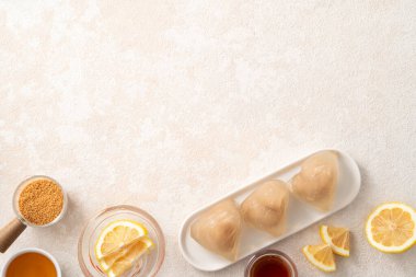 Zongzi, Ejder Gemisi Festivali için kristal buzlu pirinç hamur tatlısı ve tatlı fasulye ezmesi..