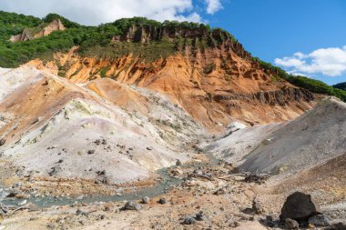 Noboribetsu Cehennem Vadisi, Jigokudani, kaynayan pınarlar, ağarmış kayalar, buharlı havuzlar, yazın hokkaido, Japonya 'da sülfürik kokular..