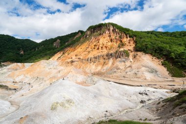 Noboribetsu Cehennem Vadisi, Jigokudani, kaynayan pınarlar, ağarmış kayalar, buharlı havuzlar, yazın hokkaido, Japonya 'da sülfürik kokular..