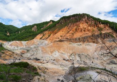 Noboribetsu Cehennem Vadisi, Jigokudani, kaynayan pınarlar, ağarmış kayalar, buharlı havuzlar, yazın hokkaido, Japonya 'da sülfürik kokular..