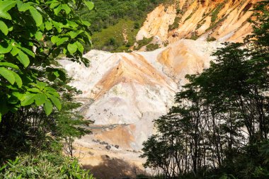 Noboribetsu Cehennem Vadisi, Jigokudani, kaynayan pınarlar, ağarmış kayalar, buharlı havuzlar, yazın hokkaido, Japonya 'da sülfürik kokular..