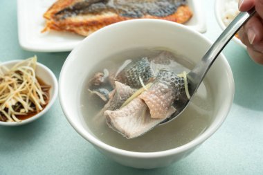 Süt balığı derisi çorbası, Tainan 'da Tayvan sokak yemeklerinin ayırt edici ve ünlü deniz ürünleri mutfağı..