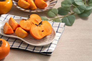 Tahta arka planda taze olgun hurma meyvesi..