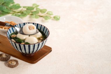 Büyük tangyuan yuanası, tang yuan, glutinous pirinç köftesi, Kış gündönümü festivali için lezzetli sebze çorbası.