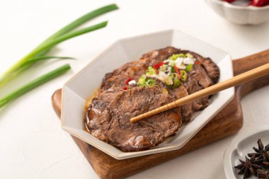 Tayvan usulü sığır budu dilimleri geleneksel ve yeni yıl yemekleri fikri tasarımı için bir tabakta..