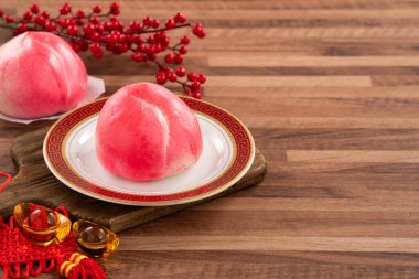 Pembe Çin şeftalili şeftalili doğum günü çöreği uzun ömürlü şeftali shoutao ahşap masa arkasında.