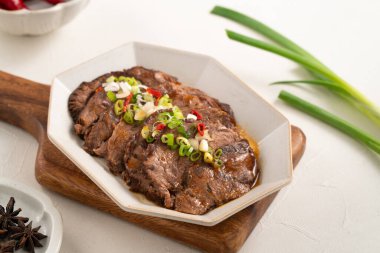 Tayvan usulü sığır budu dilimleri geleneksel ve yeni yıl yemekleri fikri tasarımı için bir tabakta..