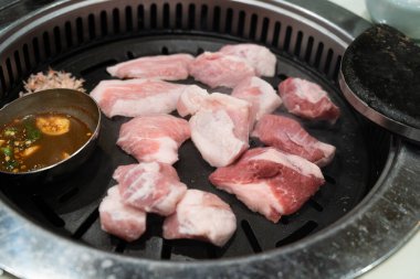 Kore restoranındaki demir mangal tahtasında domuz eti ızgara, taze lezzetli yemek mutfağı yaşam tarzı..