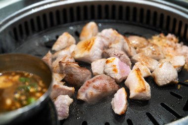 Kore restoranındaki demir mangal tahtasında domuz eti ızgara, taze lezzetli yemek mutfağı yaşam tarzı..