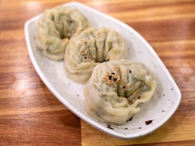 Güney Kore 'de lezzetli buğulanmış hamur köfteleri, geleneksel Kore yemekleri..