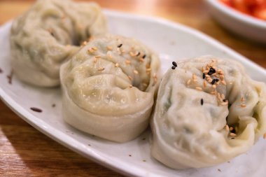 Güney Kore 'de lezzetli buğulanmış hamur köfteleri, geleneksel Kore yemekleri..