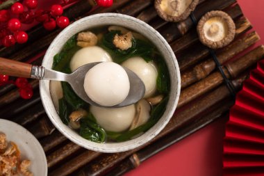 Büyük tangyuan, yuaniao, tang yuan, glutinous pirinç köftesi, geleneksel ay feneri festivali için lezzetli sebze çorbası ile birlikte.