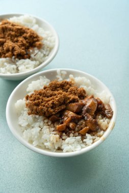 Ağır ateşte pişmiş domuz eti, pilav ve yanında kızarmış sütçü balığı..