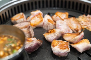 Kore restoranındaki demir mangal tahtasında domuz eti ızgara, taze lezzetli yemek mutfağı yaşam tarzı..