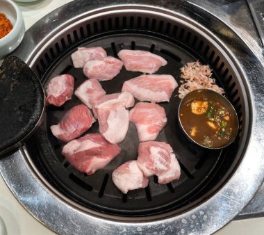 Kore restoranındaki demir mangal tahtasında domuz eti ızgara, taze lezzetli yemek mutfağı yaşam tarzı..