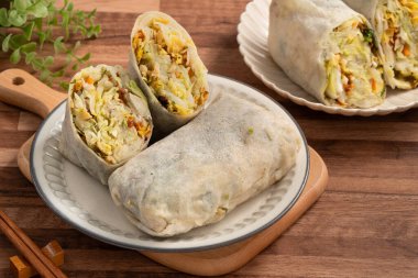 Lezzetli popiah, lumpia, geleneksel Mezar Süpürme Günü için Tayvan böreği, Qingming Festivali yemekleri..