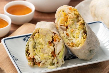 Lezzetli popiah, lumpia, geleneksel Mezar Süpürme Günü için Tayvan böreği, Qingming Festivali yemekleri..