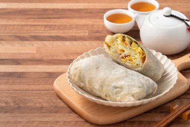 Lezzetli popiah, lumpia, geleneksel Mezar Süpürme Günü için Tayvan böreği, Qingming Festivali yemekleri..