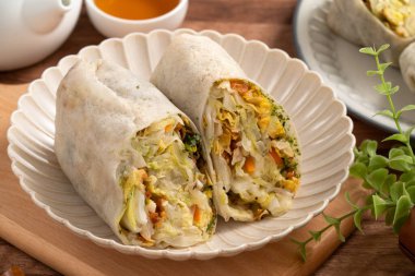 Lezzetli popiah, lumpia, geleneksel Mezar Süpürme Günü için Tayvan böreği, Qingming Festivali yemekleri..