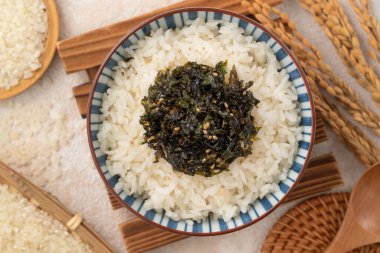 Baharatlı deniz yosunu ve susamlı bir kase kabarık beyaz pirinç..