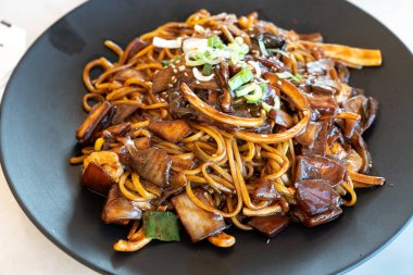 Lezzetli Jajangmyeon, jjajangmyeon, kızarmış soslu noodle, Kore usulü Çin eriştesi, Güney Kore 'de kalın siyah fasulye ezmesi soslu..