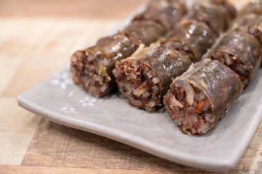 Lezzetli Kore mutfağı sundae tabağı, cam erişteyle doldurulmuş bağırsaklardan yapılmış kanlı sosis, sokak yemekleri için yapışkan pirinç..