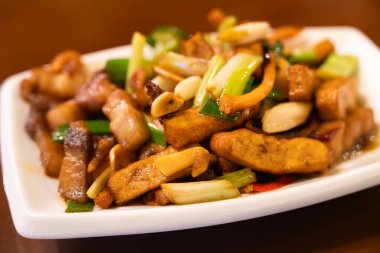 Klasik Tayvan Hakka usulü domuz eti, kurutulmuş tofu, mürekkep balığı ve soğanlı kızartma..