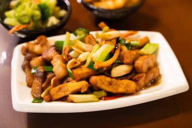 Klasik Tayvan Hakka usulü domuz eti, kurutulmuş tofu, mürekkep balığı ve soğanlı kızartma..