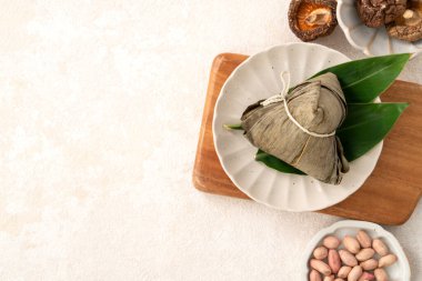 Zongzi, Çin geleneksel Ejderha Tekne Festivali (Duanwu Festivali) için beyaz masa arkasında pirinç köftesi.