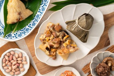 Zongzi, Çin geleneksel Ejderha Tekne Festivali (Duanwu Festivali) için beyaz masa arkasında pirinç köftesi.