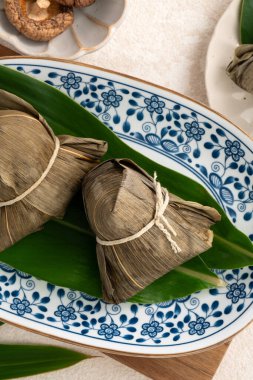 Zongzi, Çin geleneksel Ejderha Tekne Festivali (Duanwu Festivali) için beyaz masa arkasında pirinç köftesi.