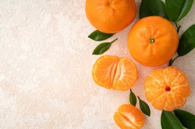 Beyaz masa arkaplanındaki tabakta taze mandalina portakalı..