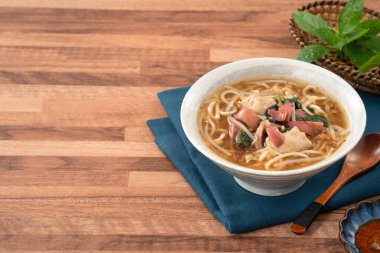 Geleneksel Tayvan kalamar çorbası, kalın çorba, ahşap masada seramik bir kasede servis edilir..