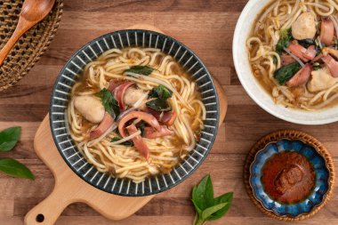 Geleneksel Tayvan kalamar çorbası, kalın çorba, ahşap masada seramik bir kasede servis edilir..