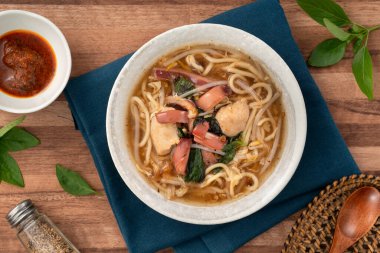 Geleneksel Tayvan kalamar çorbası, kalın çorba, ahşap masada seramik bir kasede servis edilir..