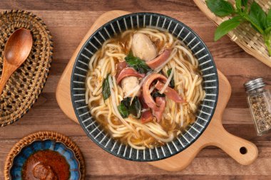 Geleneksel Tayvan kalamar çorbası, kalın çorba, ahşap masada seramik bir kasede servis edilir..