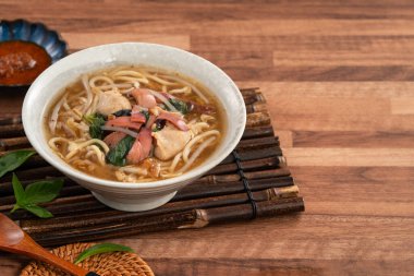 Geleneksel Tayvan kalamar çorbası, kalın çorba, ahşap masada seramik bir kasede servis edilir..