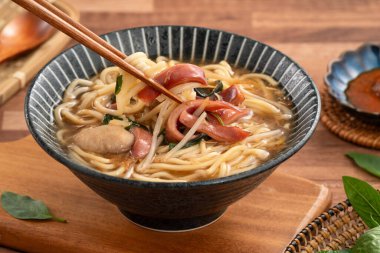 Geleneksel Tayvan kalamar çorbası, kalın çorba, ahşap masada seramik bir kasede servis edilir..