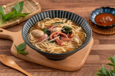 Geleneksel Tayvan kalamar çorbası, kalın çorba, ahşap masada seramik bir kasede servis edilir..