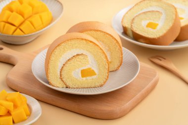 Lezzetli mango kremalı İsviçre usulü kek taze mango küpleriyle servis edilir..