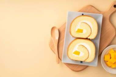 Lezzetli mango kremalı İsviçre usulü kek taze mango küpleriyle servis edilir..