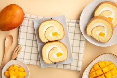 Lezzetli mango kremalı İsviçre usulü kek taze mango küpleriyle servis edilir..