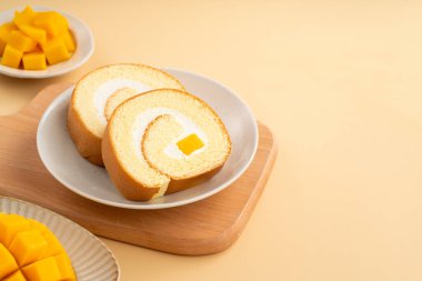 Lezzetli mango kremalı İsviçre usulü kek taze mango küpleriyle servis edilir..