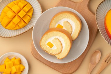 Lezzetli mango kremalı İsviçre usulü kek taze mango küpleriyle servis edilir..