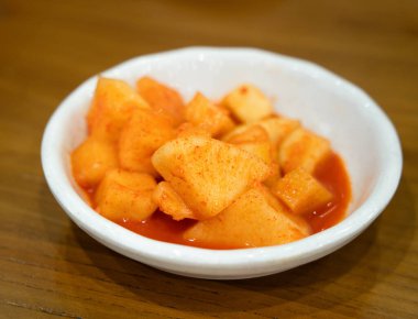 Geleneksel Kore meze tabağında servis edilen turp turplu turpun yakın çekimi..