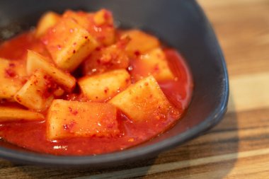 Geleneksel Kore meze tabağında servis edilen turp turplu turpun yakın çekimi..