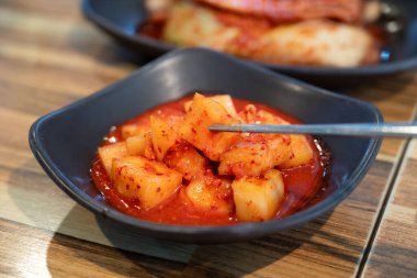 Geleneksel Kore meze tabağında servis edilen turp turplu turpun yakın çekimi..