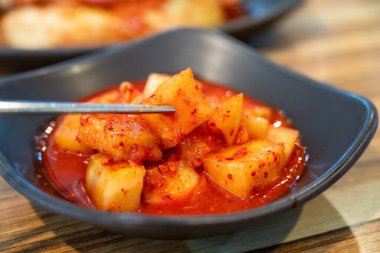 Geleneksel Kore meze tabağında servis edilen turp turplu turpun yakın çekimi..