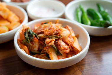 Geleneksel Kore yemeği tabağında servis edilen Kore kimchi 'sinin yakın çekimi..